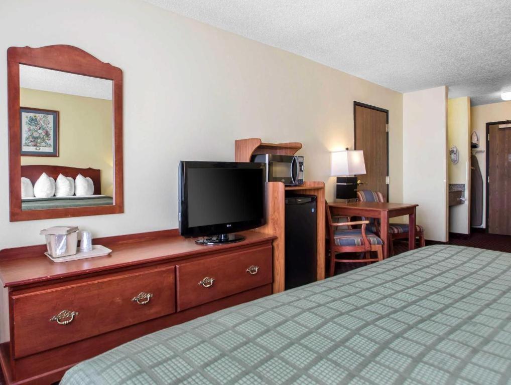 Quality Inn Mineral Point Exterior photo