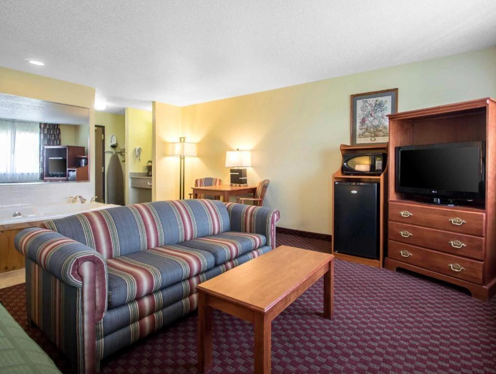 Quality Inn Mineral Point Exterior photo