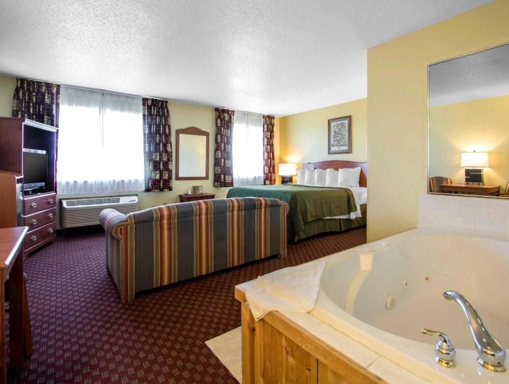 Quality Inn Mineral Point Exterior photo